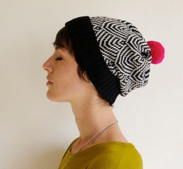 Topi berbahan rajut dengan pola geometris